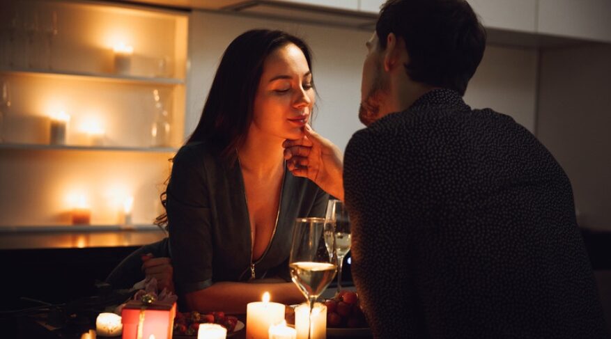 5 Flirty Texts to Send This Thanksgiving